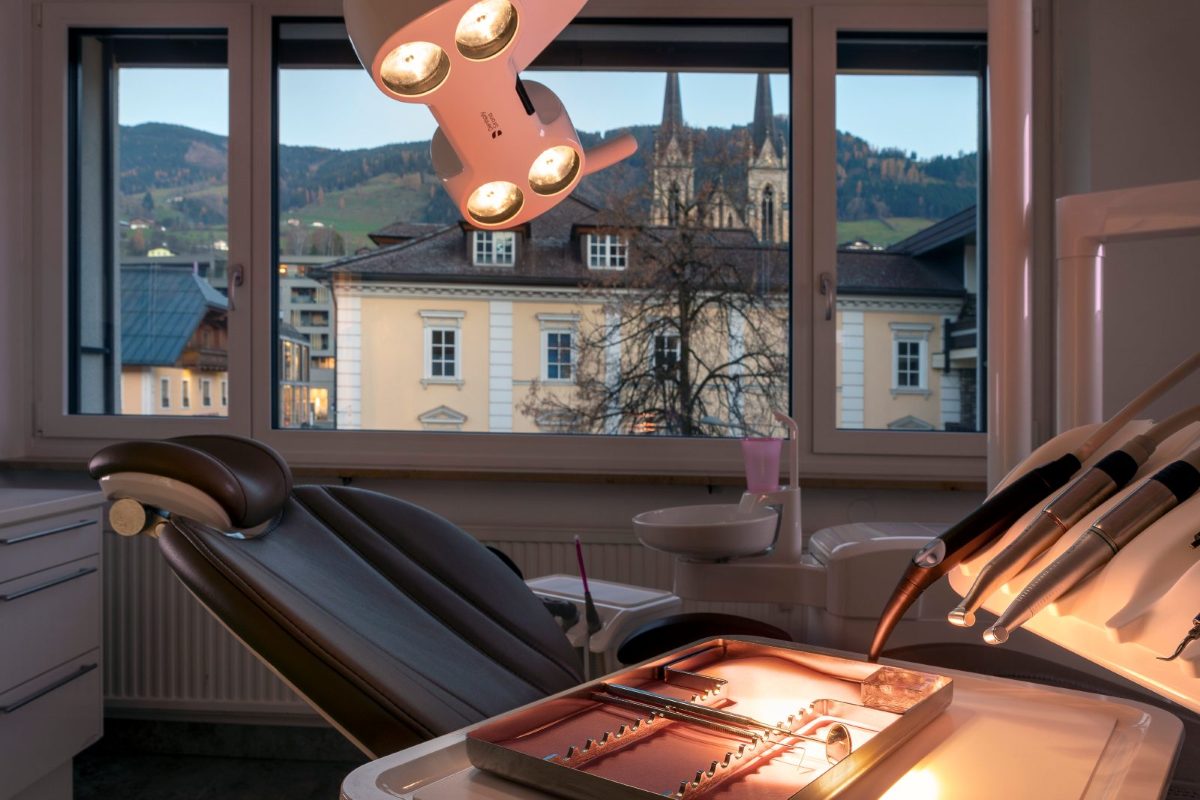 Blick aus dem Behandlungsraum über St. Johann im Pongau