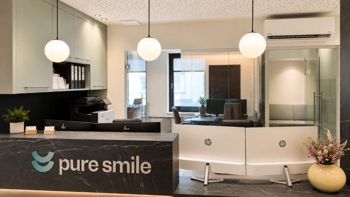 Rezeption mit dem pure-smile-Schriftzug auf der Marmortheke